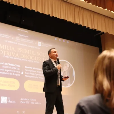 Conferința antidrog „Familia, primul scut împotriva drogurilor” – un demers esențial pentru siguranța adolescenților din Vâlcea